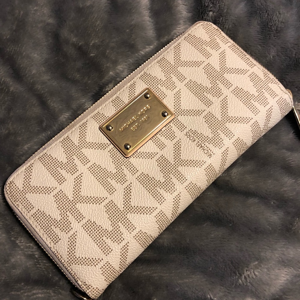 Michael Kors Large Wallet- Cream